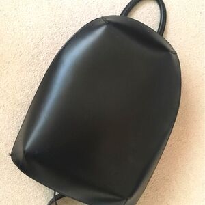 BERGE Contemporary Minimalist Italian Leather Backpack - Black